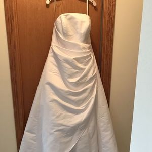 David’s Bridal white strapless satin drape wedding dress, matching veil 16W, NWT